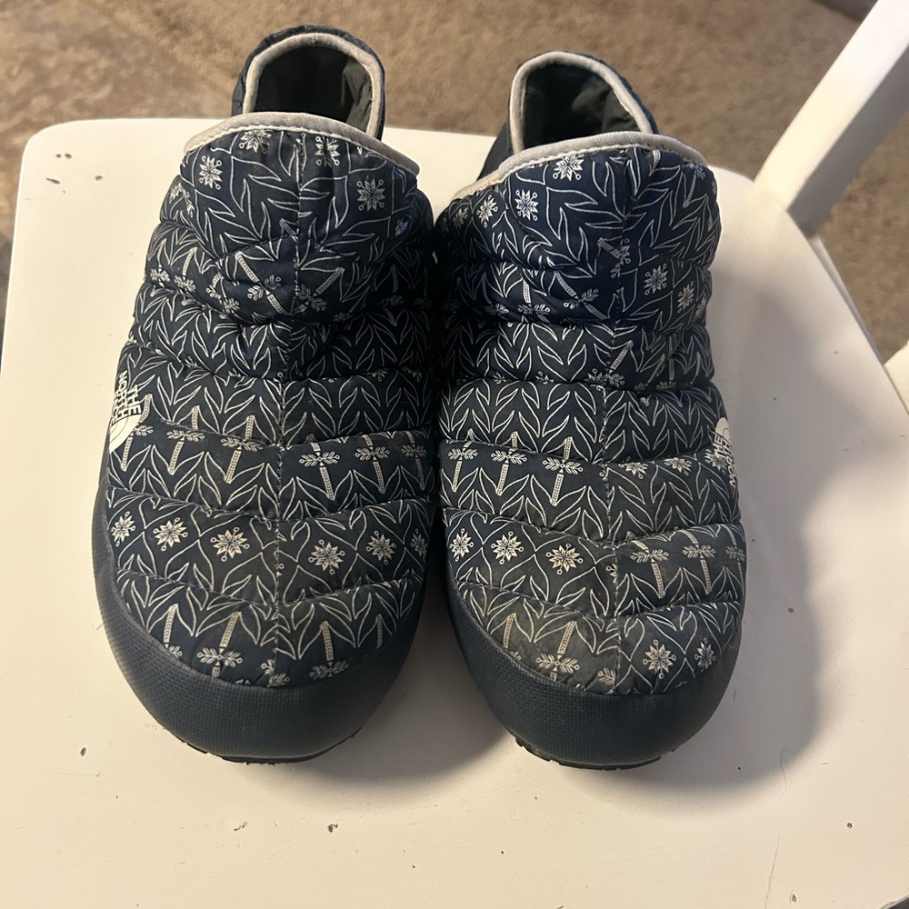 North Face size 10 women’s comfy slip Ons